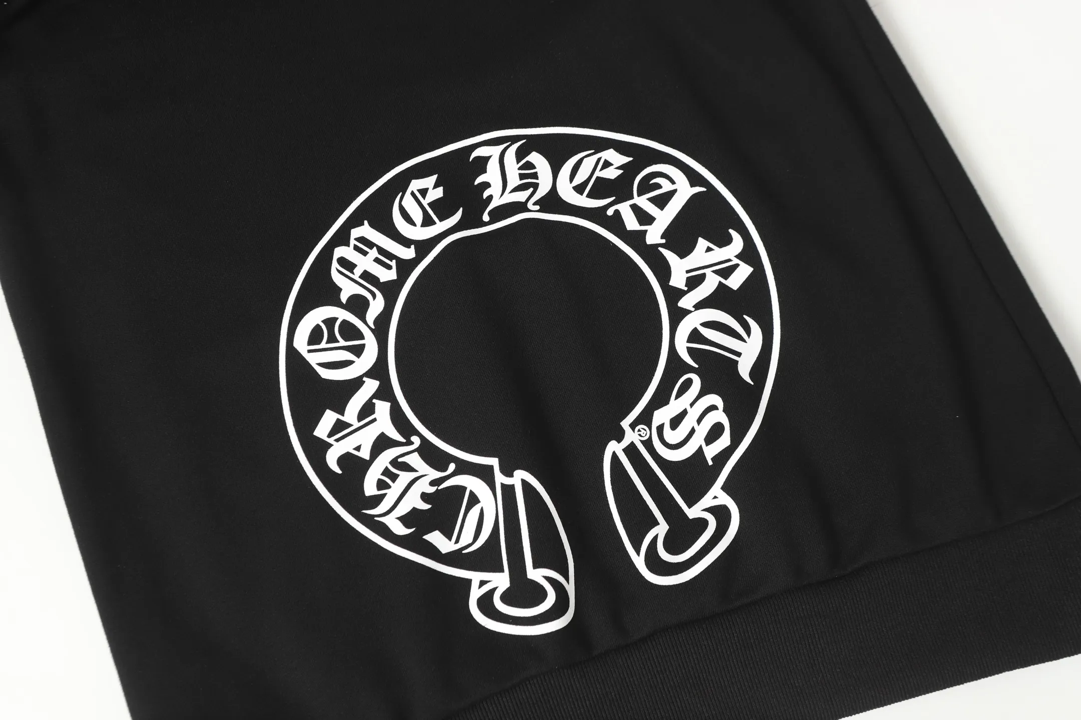 P240 Cross-border model, please do not place an order if you are pursuing quality - Chrome Hearts/Chrome Hearts Lips👄 Horseshoe Sanskrit printed hooded sweatshirt - High weight, high density, high quality, soft, delicate and skin-friendly wool, soft and silky to the touch, excellent warmth and skin-friendly properties - Custom-woven and dyed, no color difference, no matter the fabric or workmanship details, beat the ordinary version on the market - Hardware zipper accessories are all customized, full of details -Colour: black white -Size: S M L XL